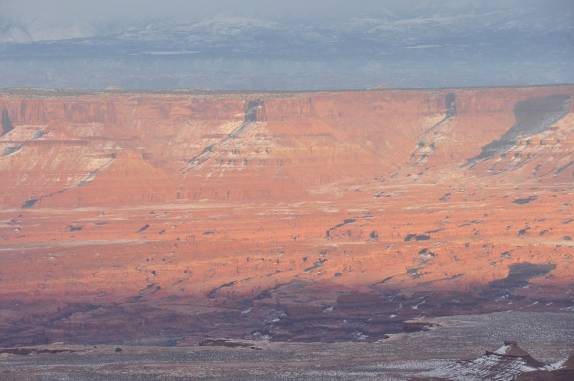 O sol de fim de tarde ilumina as belíssimas paisagens do Canyonlands National Park, perto de Moab, em Utah, nos Estados Unidos